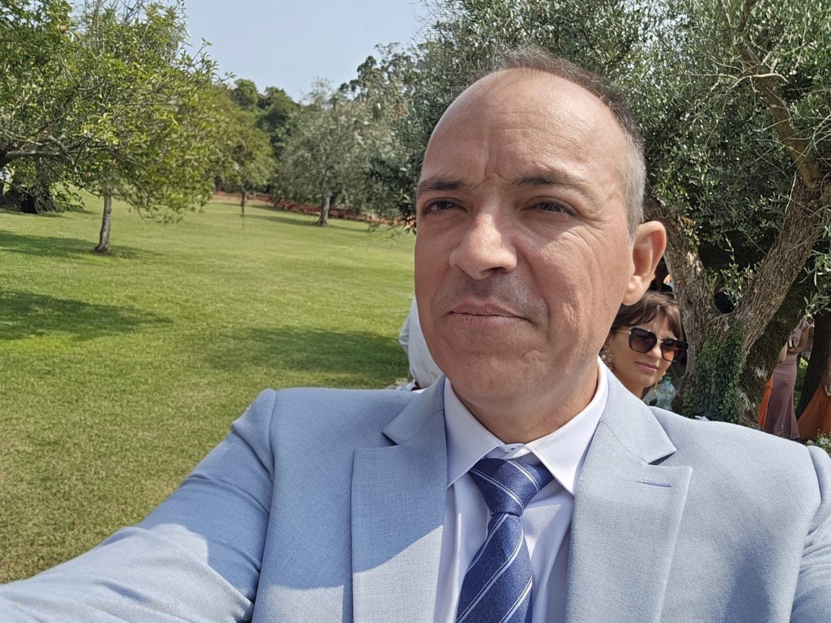 Humberto Domingues in a light suit outdoors